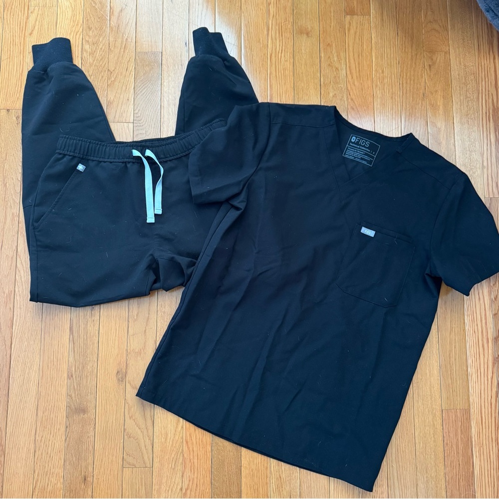 FIGS Men's Scrub Set - Tansen Jogger Pants & Leon Top
- Black - Size Small